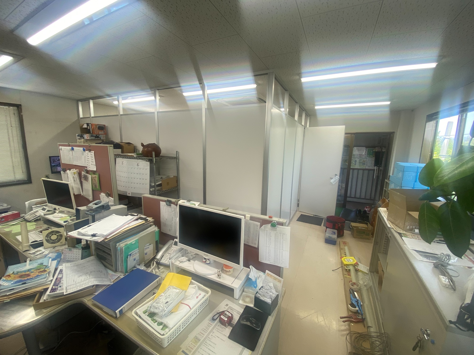 小倉南区　某運送会社様　パーテーション工事及び通信映像設備の整線工事