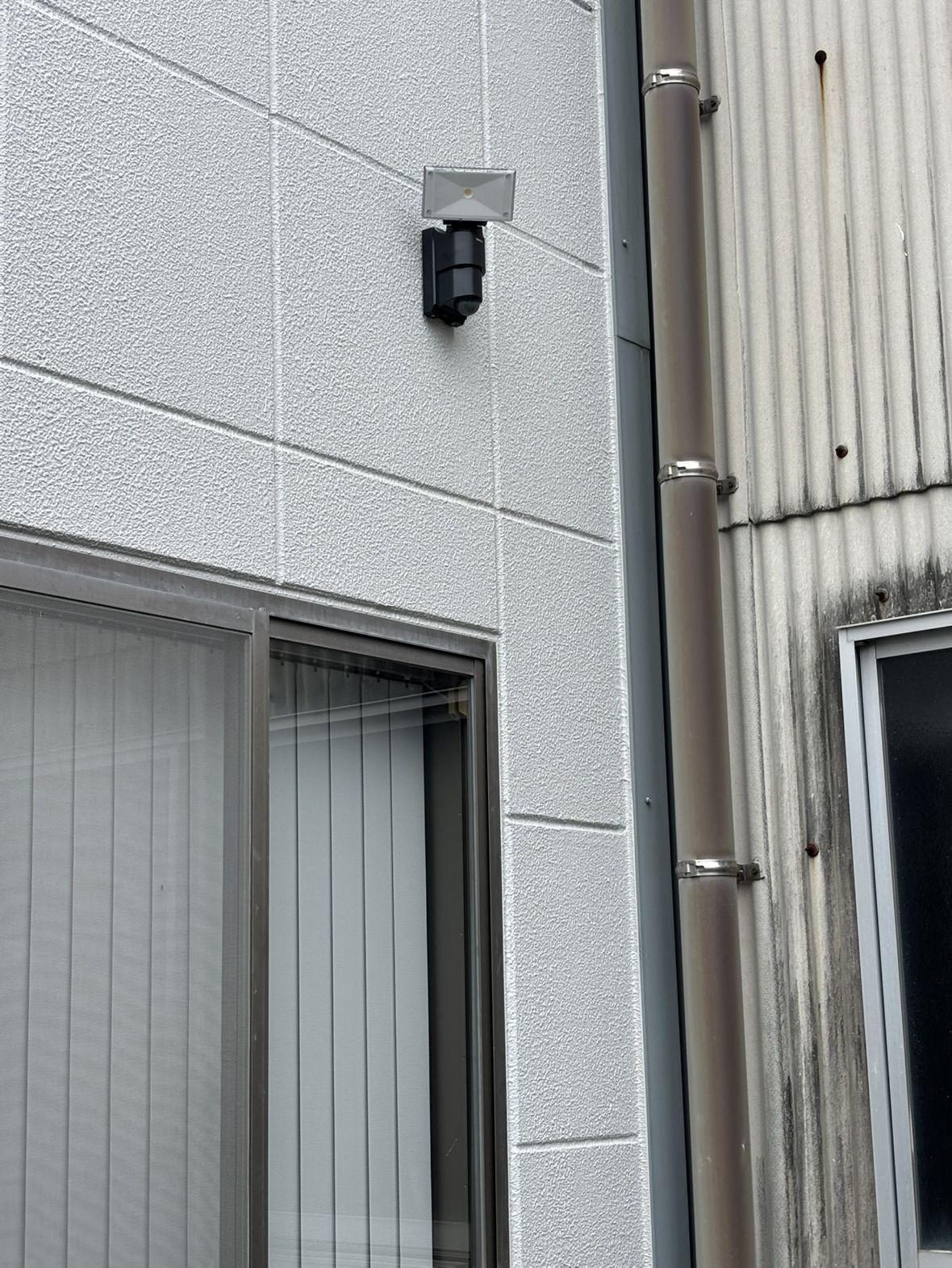 某販売会社様（長崎県諫早市）カメラ及び人感ライト設置